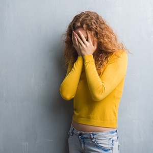 Formation CNV Se libérer de la honte - une femme se couvre le visage