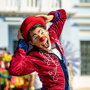 cnv-clown Jeune femme qui se couvre le visage et qui pleure