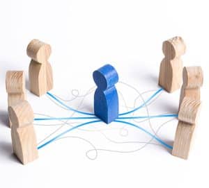 Médiation CNV - Des pions en bois reliés entre eux