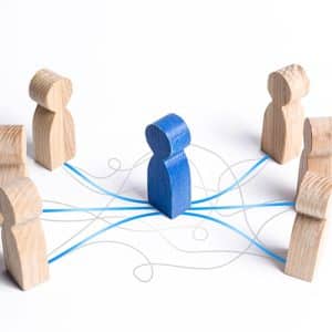 Médiation CNV - Des pions en bois reliés entre eux